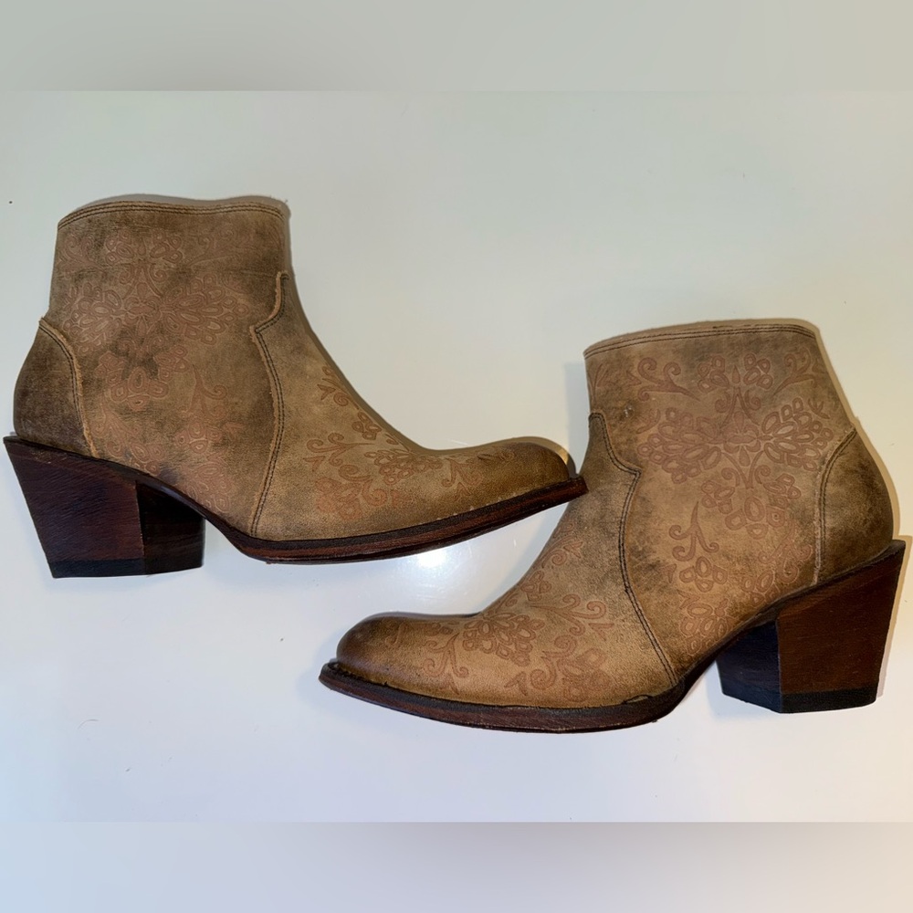 SHYANNE LEATHER BOOTIES EMBOSSED SZ 7